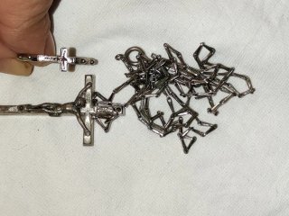Anillo y cadena con crucifijo