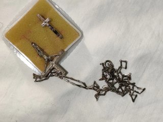 Anillo y cadena con crucifijo