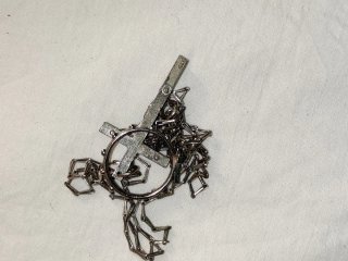 Anillo y cadena con crucifijo