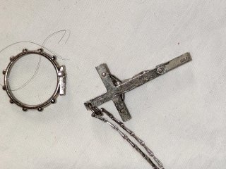 Anillo y cadena con crucifijo
