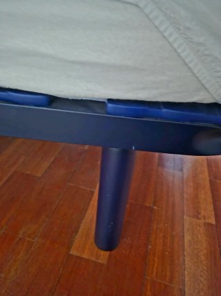 Colchón y somier con patas 1,80 y lamas de madera.