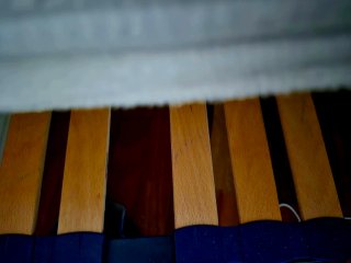 Colchón y somier con patas 1,80 y lamas de madera.