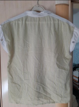 Blusa de mujer a rayas con remaches en mangas