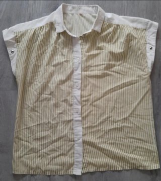 Blusa de mujer a rayas con remaches en mangas