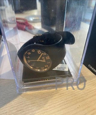 Reloj Negro para Mujer con Correa de Silicona