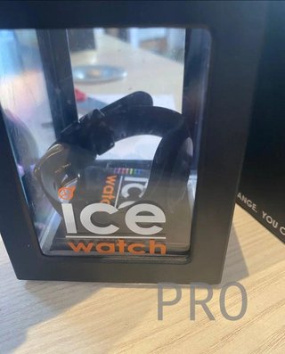 Reloj Negro para Mujer con Correa de Silicona