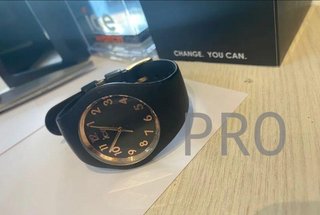 Reloj Negro para Mujer con Correa de Silicona
