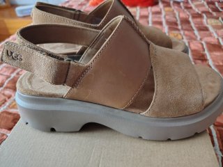 Sandalias UGG Beige y Marrón