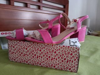 Sandalias tacón cuadrado fucsia
