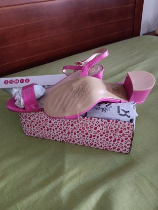 Sandalias tacón cuadrado fucsia