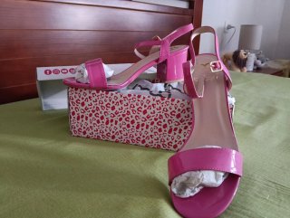 Sandalias tacón cuadrado fucsia