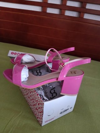 Sandalias tacón cuadrado fucsia