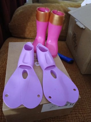 Botas y Aletas de Juguete Rosas y Moradas