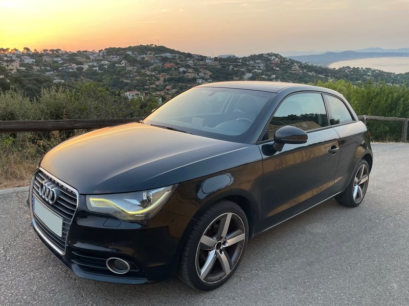 Audi A1 1.6 TDI Ambition 90 CV · Negro · 2012 - foto 1