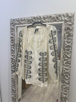 Blusa Mango bordada manga larga
