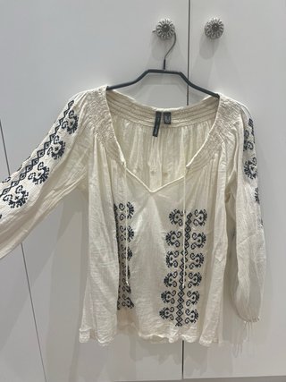 Blusa Mango bordada manga larga