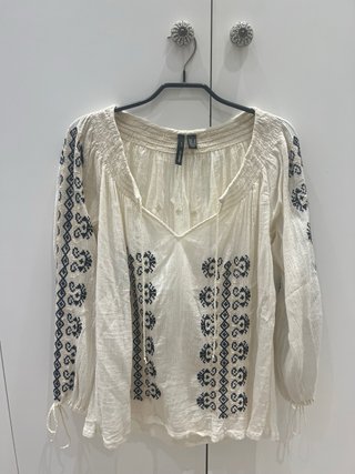 Blusa Mango bordada manga larga