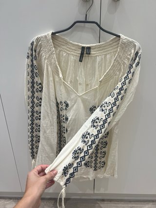 Blusa Mango bordada manga larga