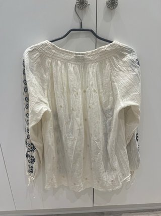 Blusa Mango bordada manga larga