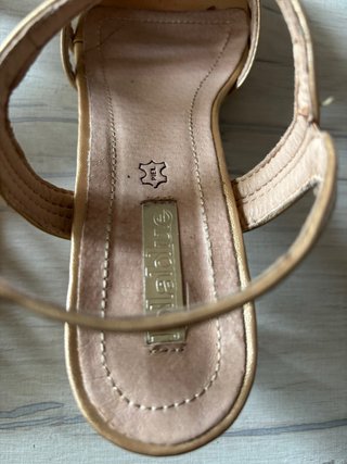 Sandalias doradas tacón