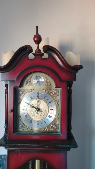 Reloj de pie clásico madera y latón