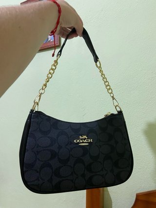 Bolso Coach negro con cadena dorada