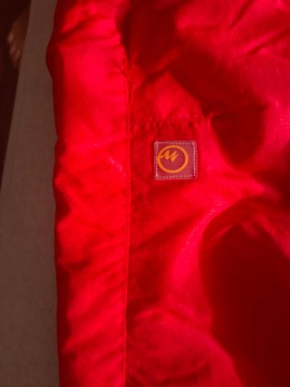 Traje de nieve rojo y gris