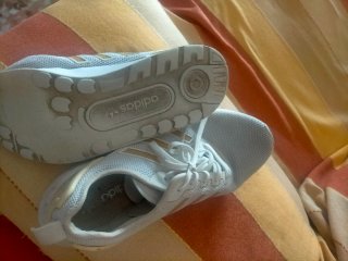 Zapatillas Adidas Blancas y Doradas