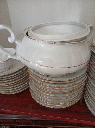 Vajilla grande de porcelana con detalles dorados