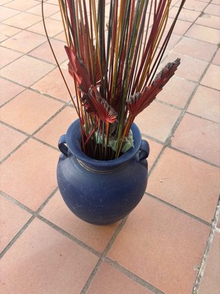 Jarrón de barro azul y multicolor