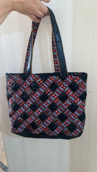 Borsa artigianale tessuta nera e rossa