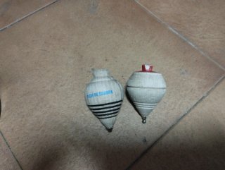 2 Peonzas de madera. 1 en muy buen estado