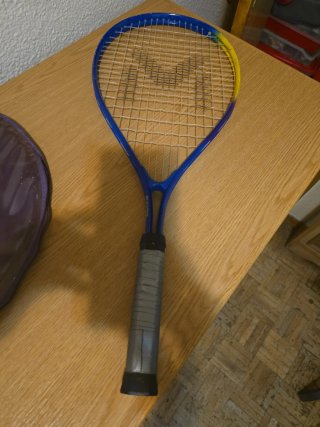 Raqueta de tenis azul y amarilla