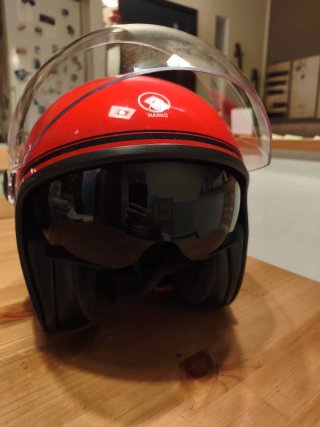 Casco jet rosso con visiera