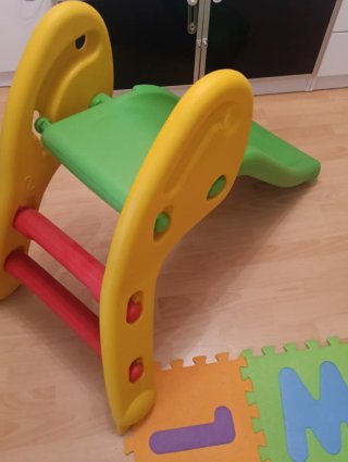 Tobogán infantil amarillo y verde plegable