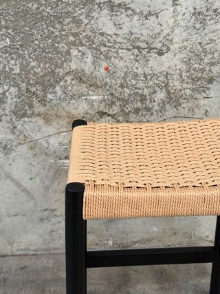 Taburete Yalia de madera maciza de roble con acabado negro y cordón de cuerda, altura 65 cm, FSC 100%