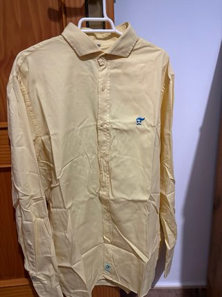 Camisa amarilla con logo MARCA DE CHIRIPA