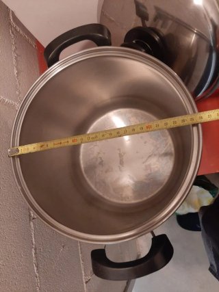 Olla grande para pulpo de acero inoxidable.