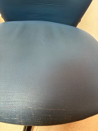 Silla de oficina ergonómica en buen estado.