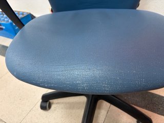 Silla de oficina ergonómica en buen estado.