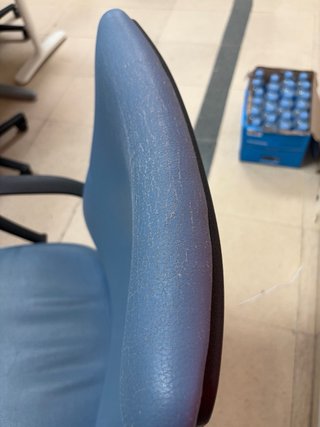 Silla de oficina ergonómica en buen estado.