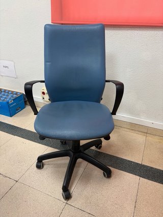 Silla de oficina ergonómica en buen estado.