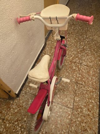 Bicicleta infantil rosa con cesta