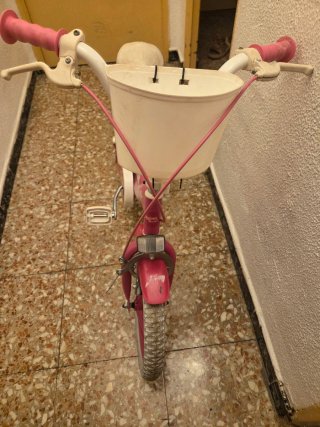 Bicicleta infantil rosa con cesta