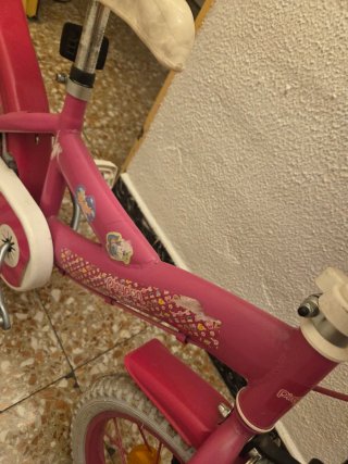 Bicicleta infantil rosa con cesta