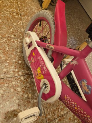 Bicicleta infantil rosa con cesta