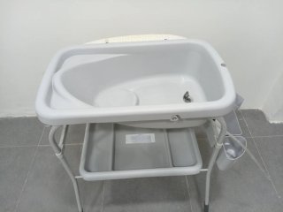 Cambiador de bebé con bañera