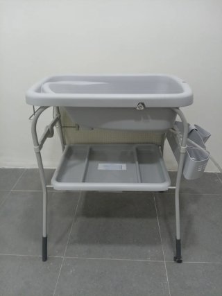 Cambiador de bebé con bañera