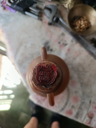 Jarra antigua de licor con tapón