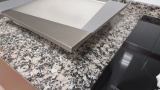 Lámpara de mesa moderna plata y blanco